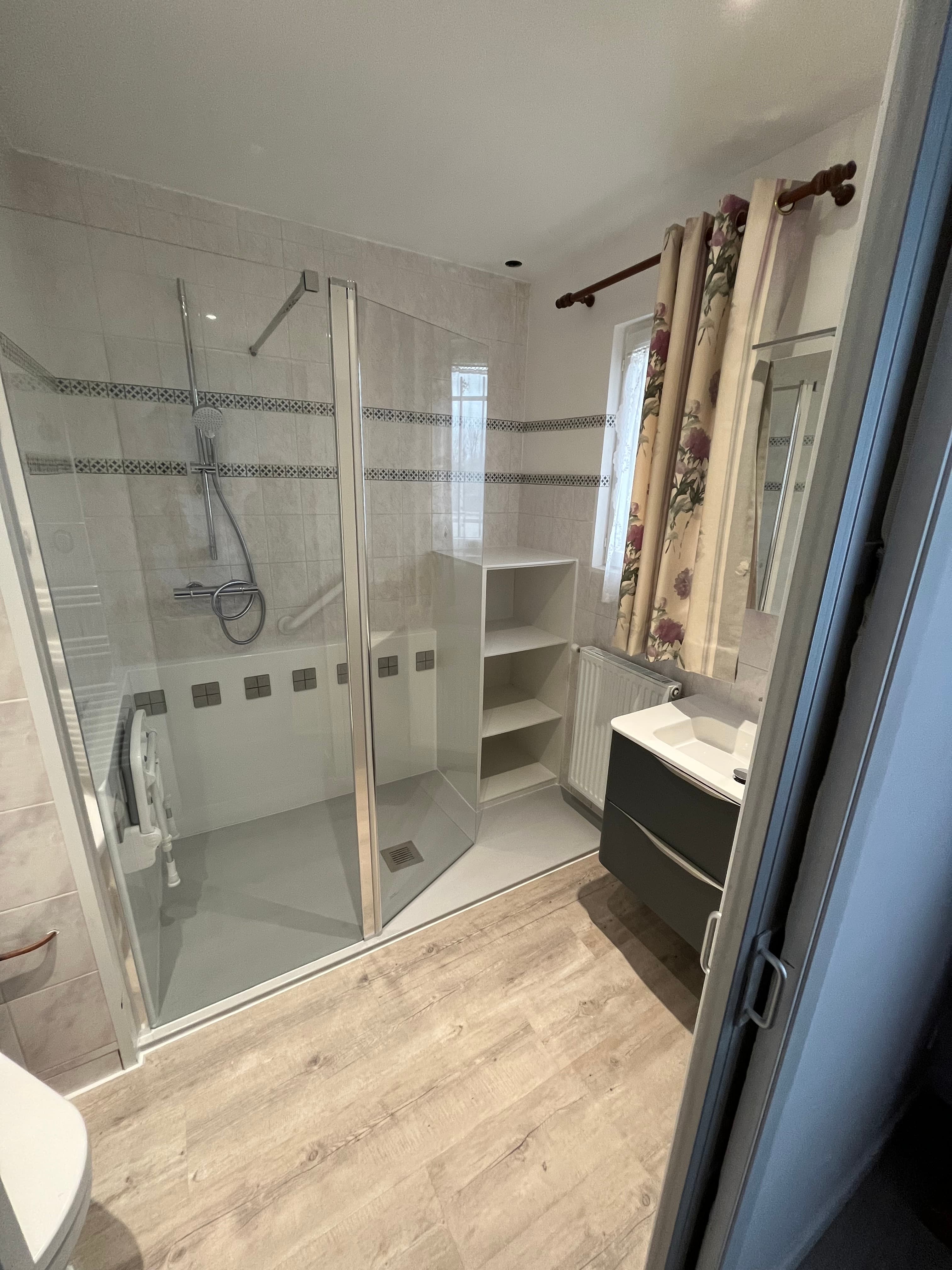 Après travaux, douche sécurisée de plain-pied : réalisation 6, Douche sécurisée senior sur mesure