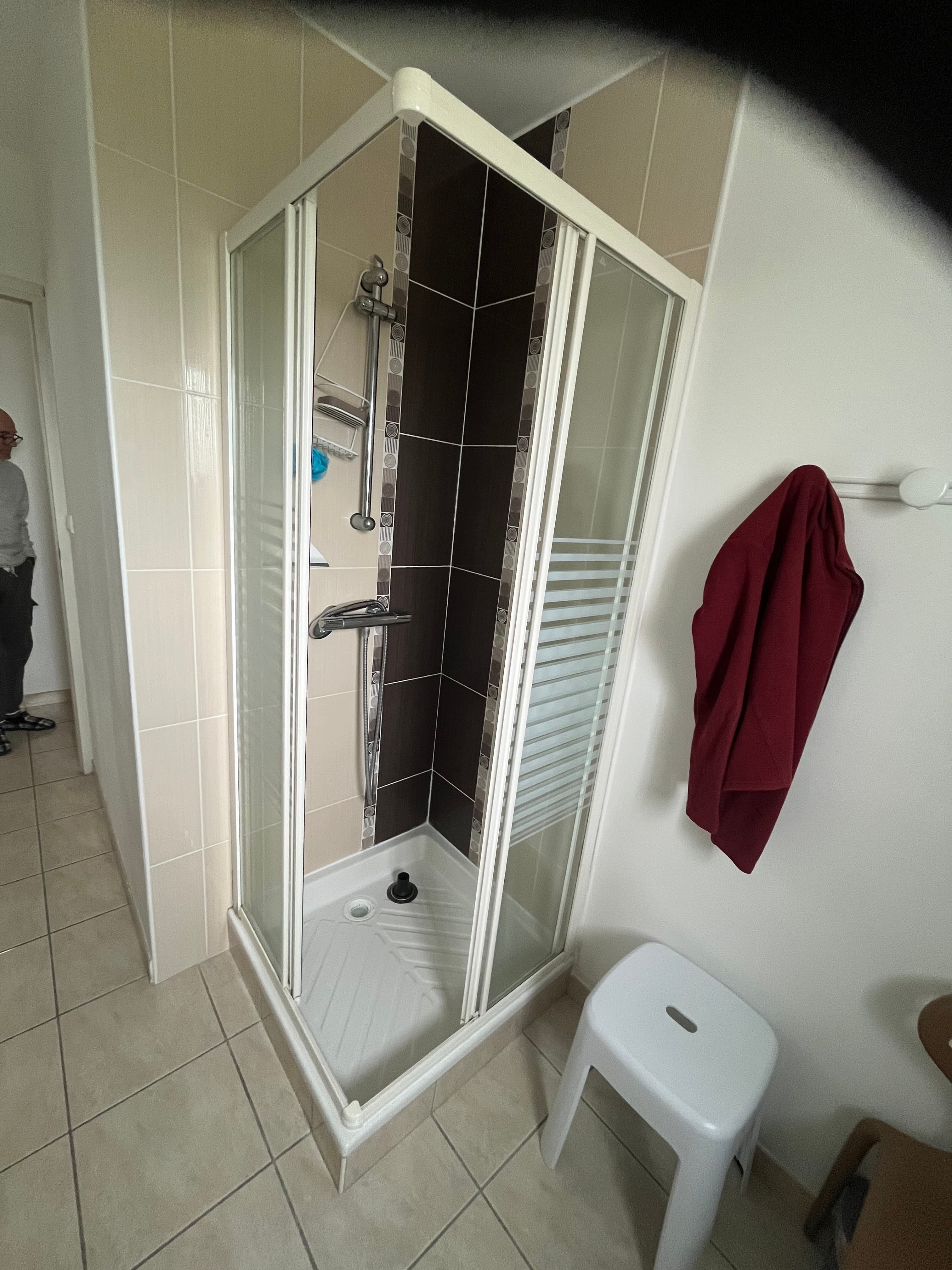 Avant travaux, ancienne salle de bain avec baignoire : réalisation 7, Douche sécurisée senior sur mesure
