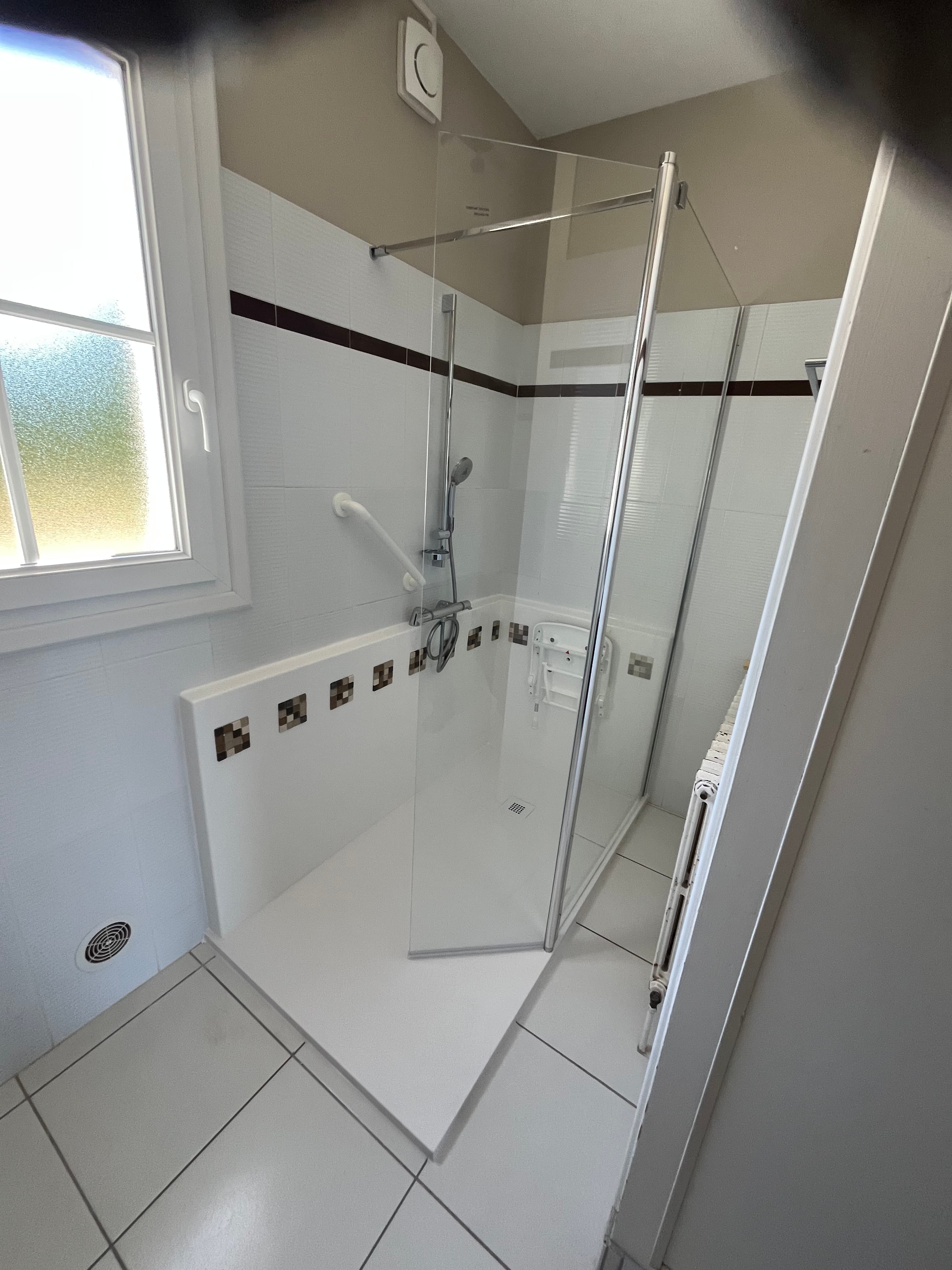 Après travaux, douche sécurisée de plain-pied : réalisation 8, Douche sécurisée senior sur mesure