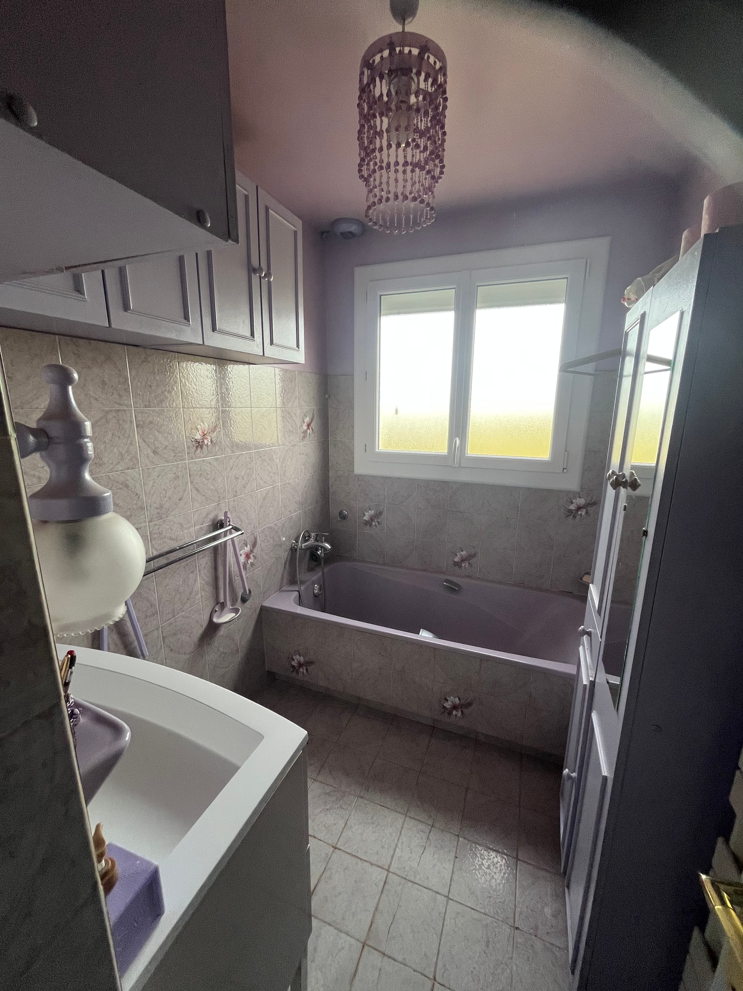 Avant travaux, ancienne salle de bain avec baignoire : réalisation 10, Douche sécurisée senior sur mesure