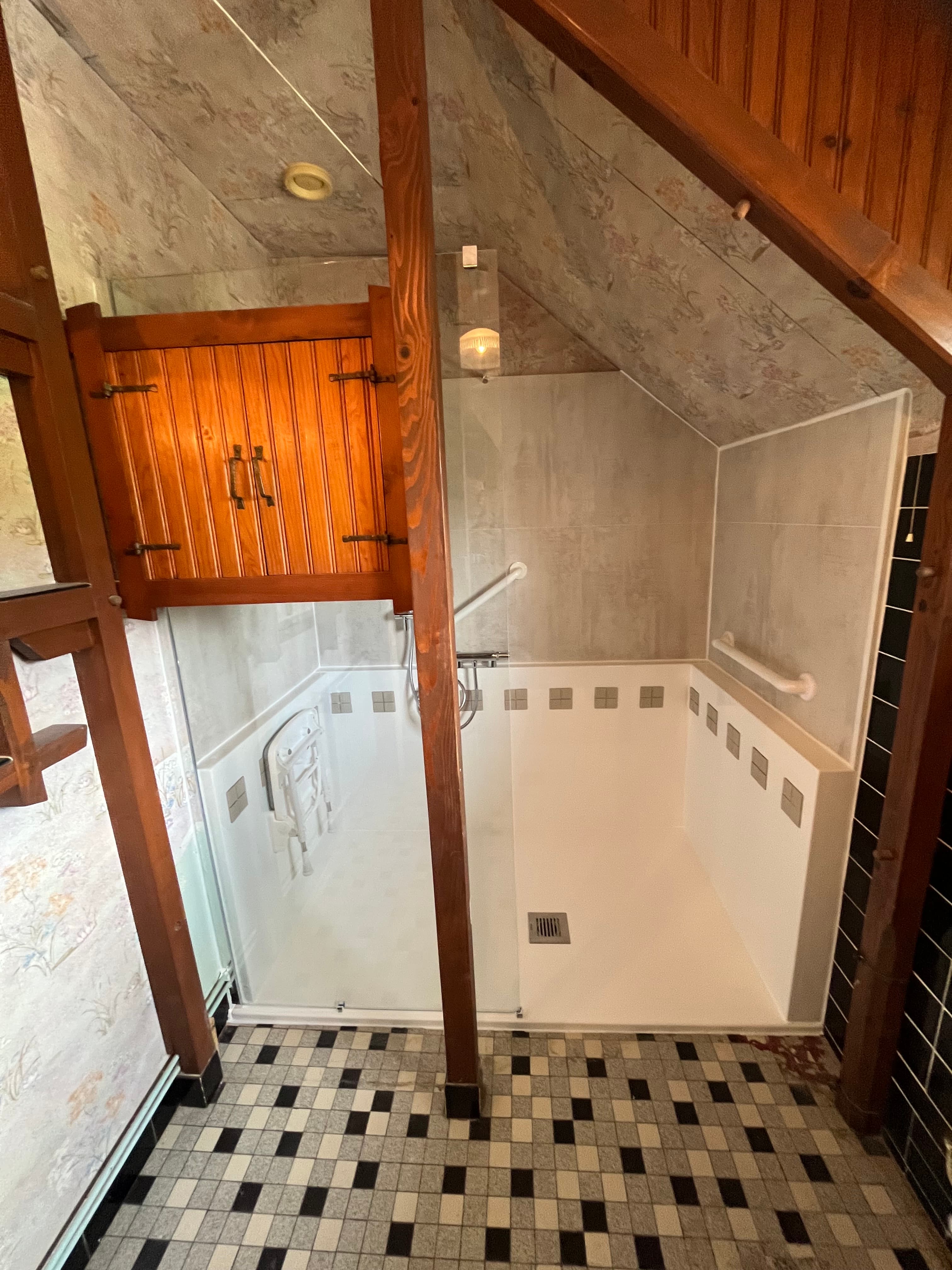 Après travaux, douche sécurisée de plain-pied : réalisation 11, Douche sécurisée senior sur mesure