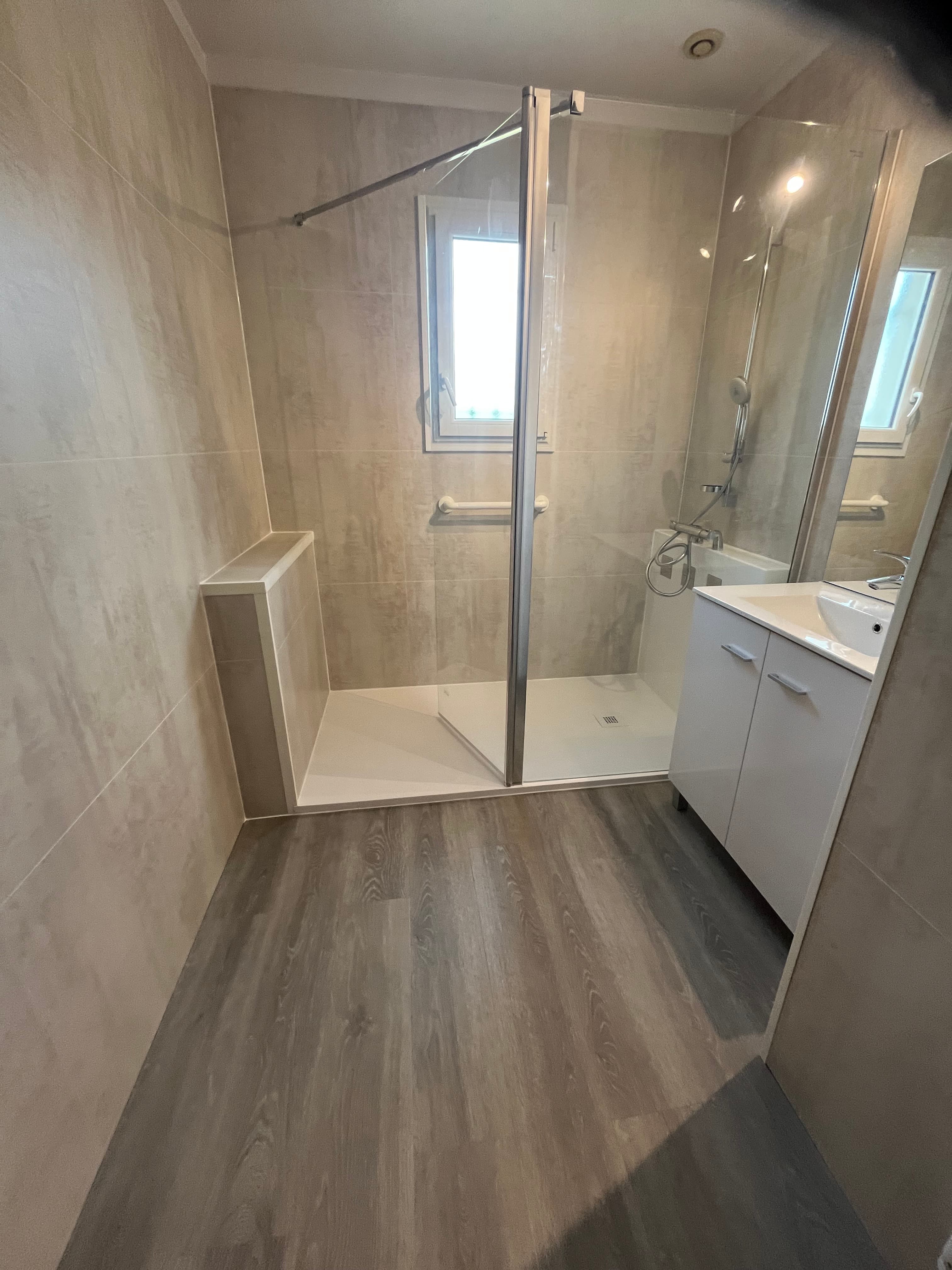 Après travaux, douche sécurisée de plain-pied : réalisation 12, Douche sécurisée senior sur mesure