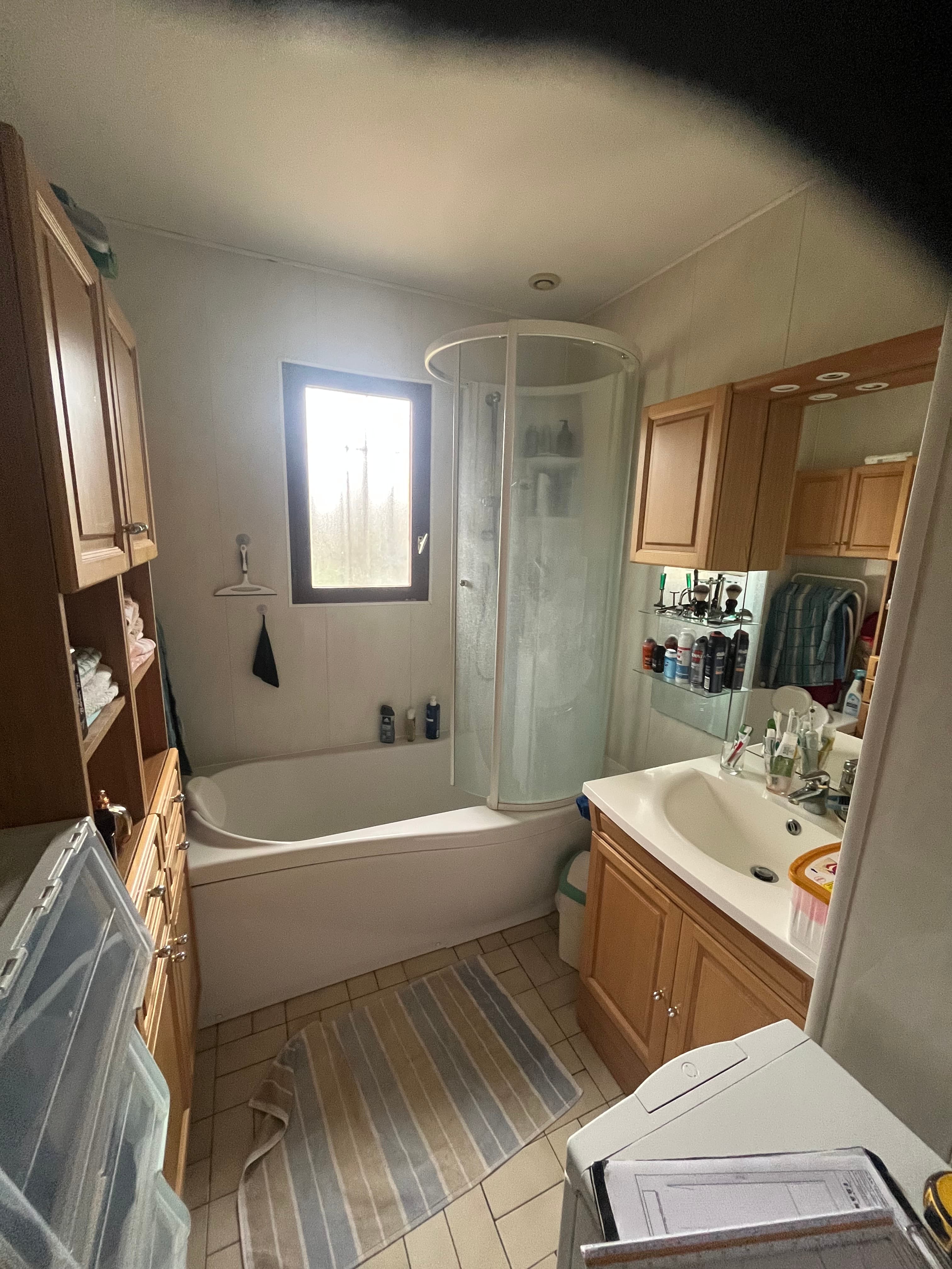 Avant travaux, ancienne salle de bain avec baignoire : réalisation 12, Douche sécurisée senior sur mesure