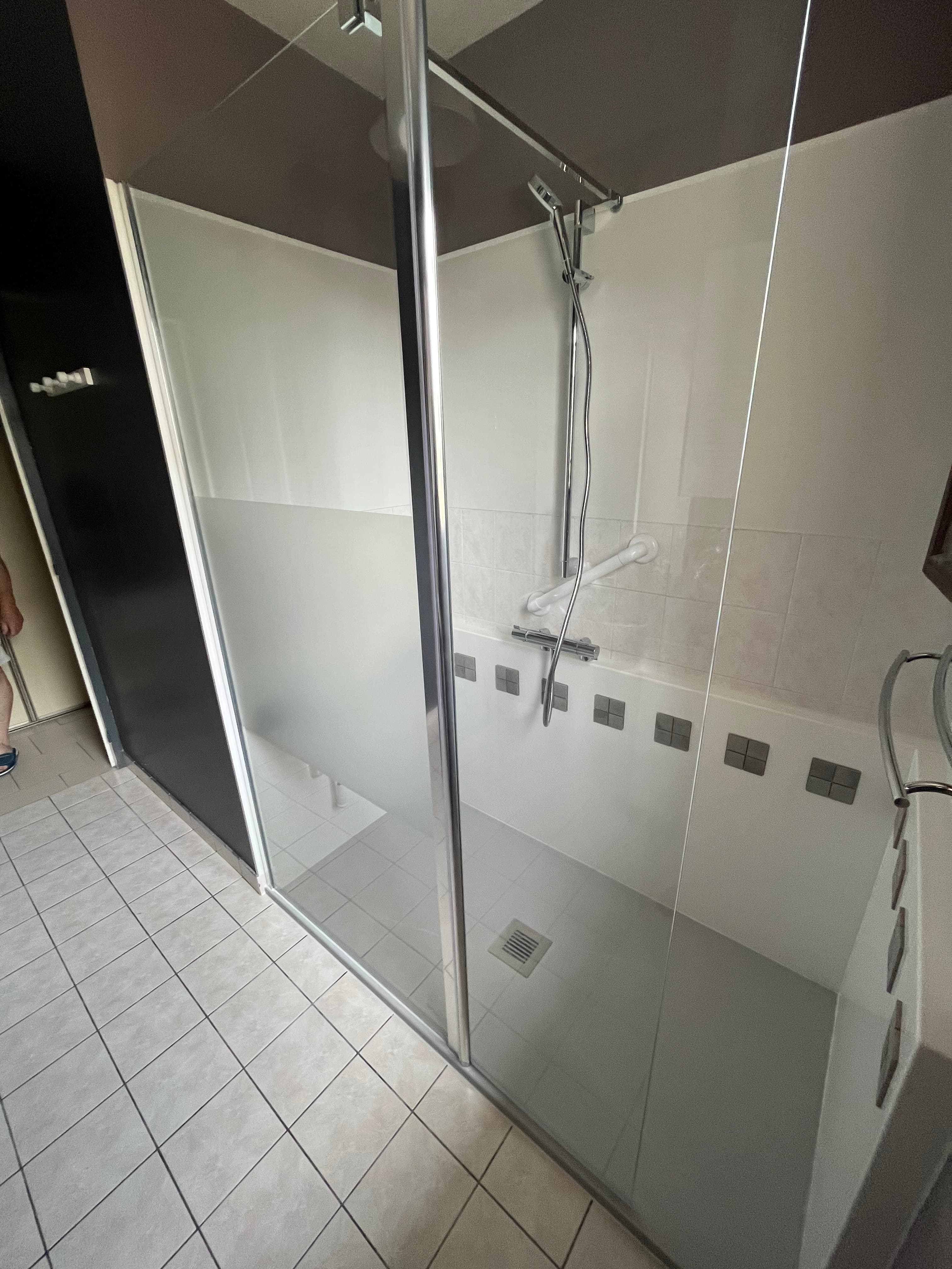 Après travaux, douche sécurisée de plain-pied : réalisation 4, Douche installée en 1 journée